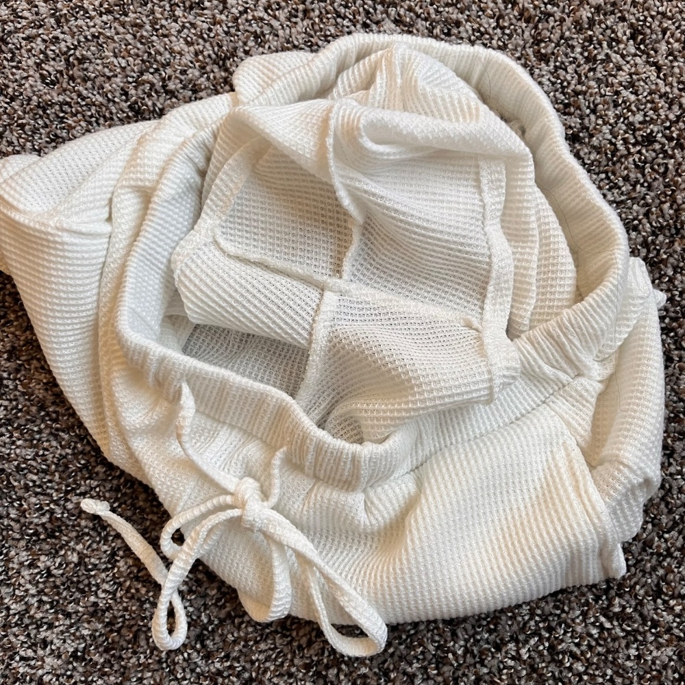Amazon Women’s White Waffle Knit Pajama/Lounge Set - Picture 8 of 8